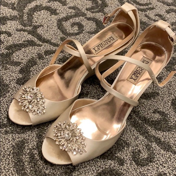 Gorgeous Badgley Mischka Cream Satin Wedge - Picture 3 of 8